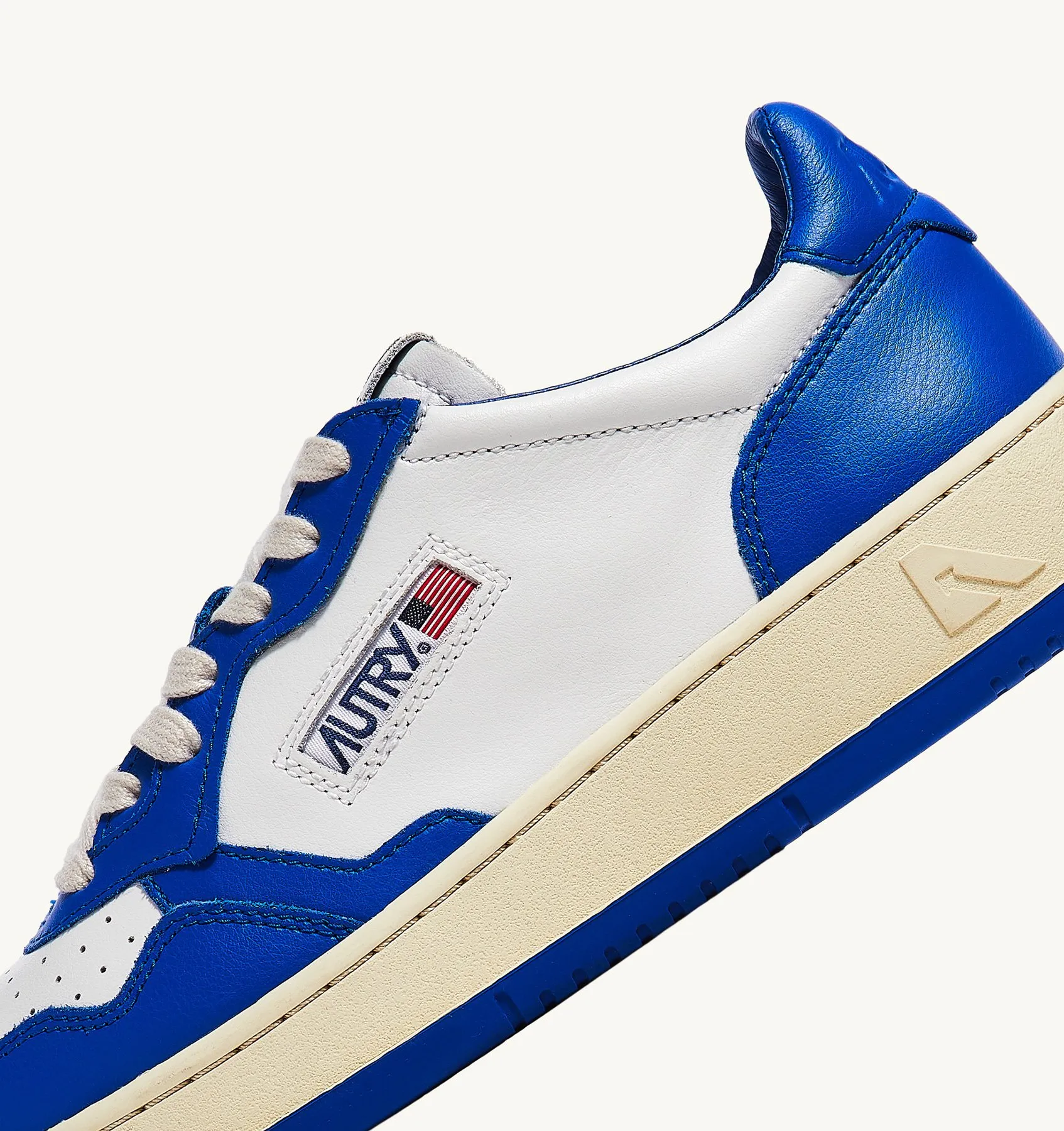 AUTRY SNEAKERS MAN  MEDALIST LOW BICOLOR SNEAKERS IN LEATHER COLOR WHITE AND PRINCE BLUE