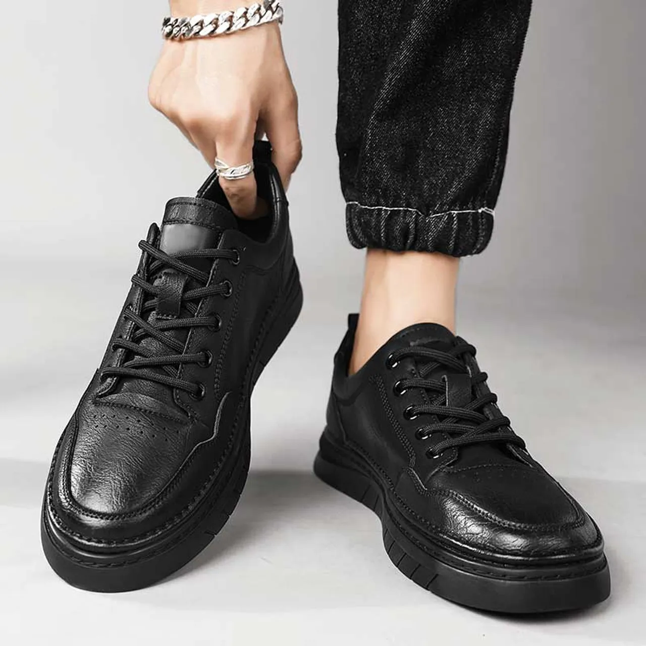 Black plain thread accents casual shoe sneaker