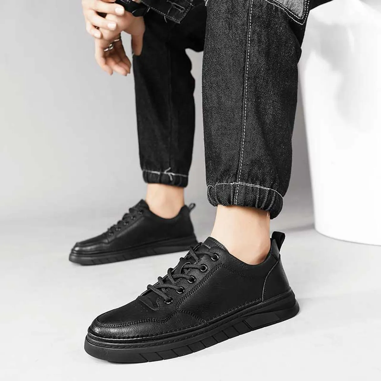 Black plain thread accents casual shoe sneaker