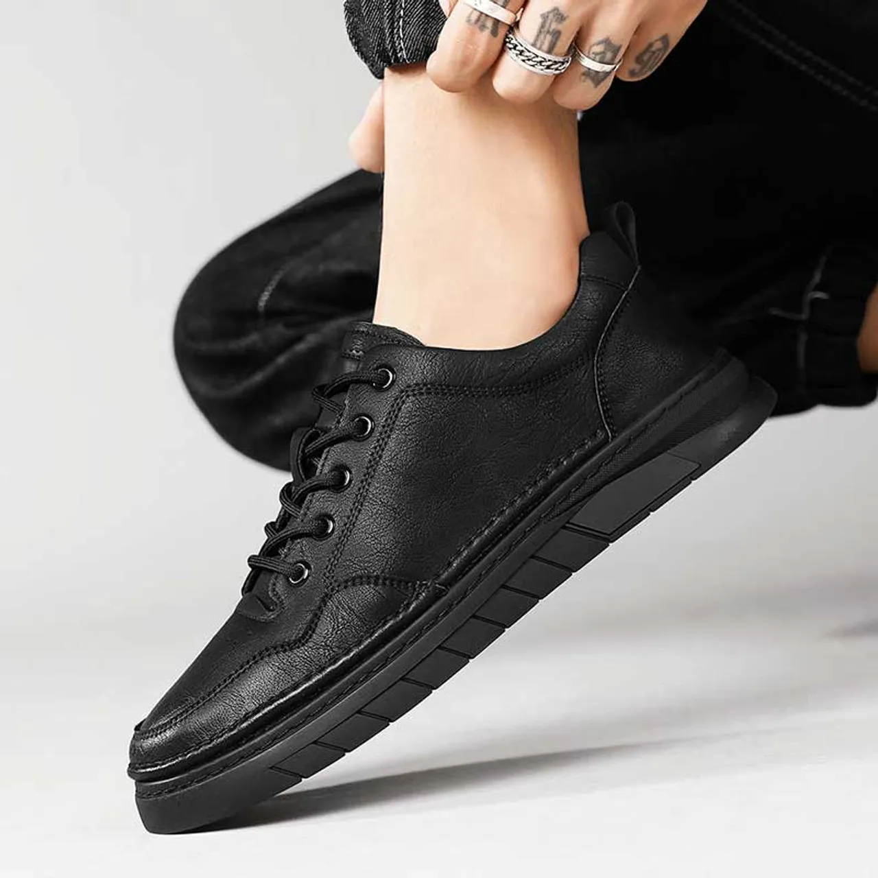 Black plain thread accents casual shoe sneaker